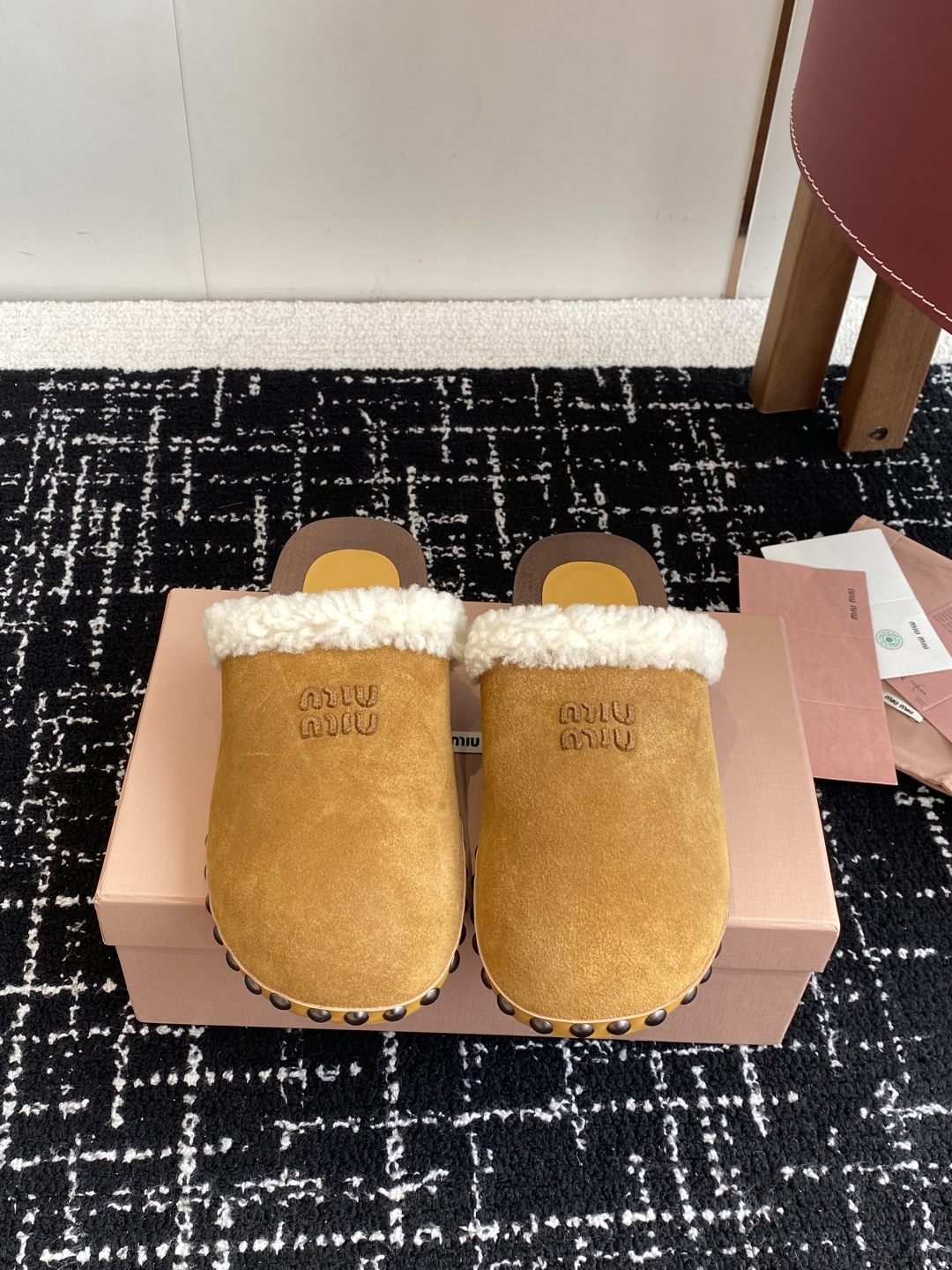 代购级
Miu Miu 棉鞋凉鞋2025秋冬新款鞋MiuMiu秀场适当独一无二的擦色工艺工艺来自Miu 