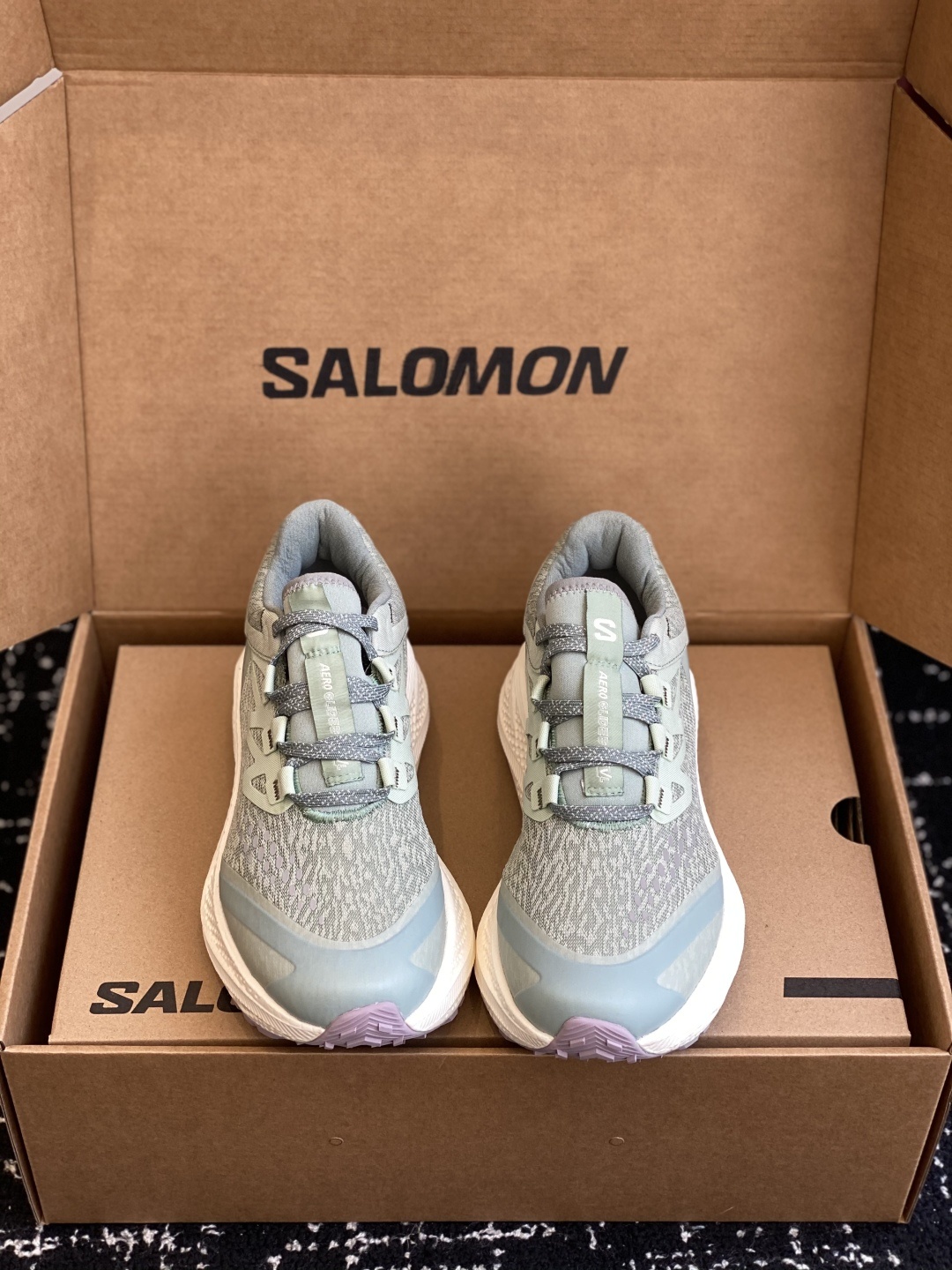 代购级
SALOMON 萨洛蒙 第三代 AERO GLIDE 3 GRVL
鞋面:GRVL版本编织更加