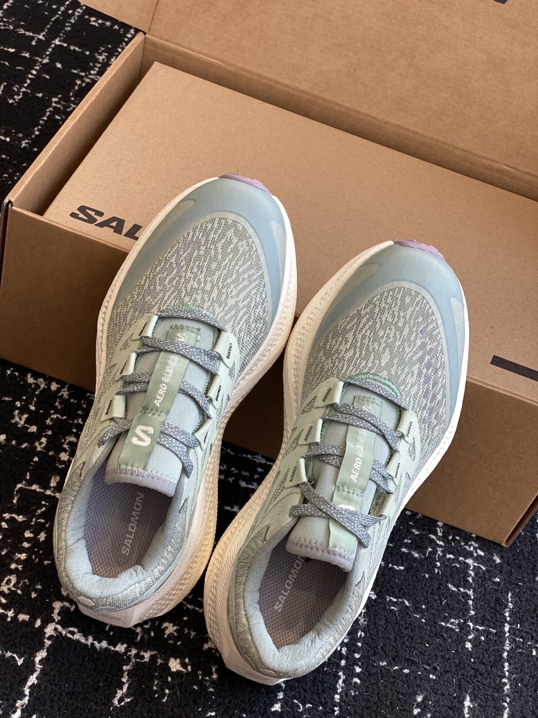 代购级
SALOMON 萨洛蒙 第三代 AERO GLIDE 3 GRVL
鞋面:GRVL版本编织更加