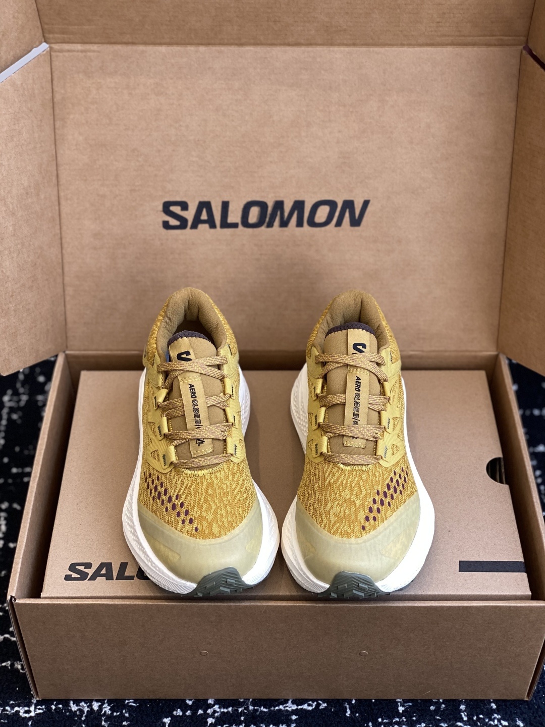 代购级
SALOMON 萨洛蒙 第三代 AERO GLIDE 3 GRVL
鞋面:GRVL版本编织更加