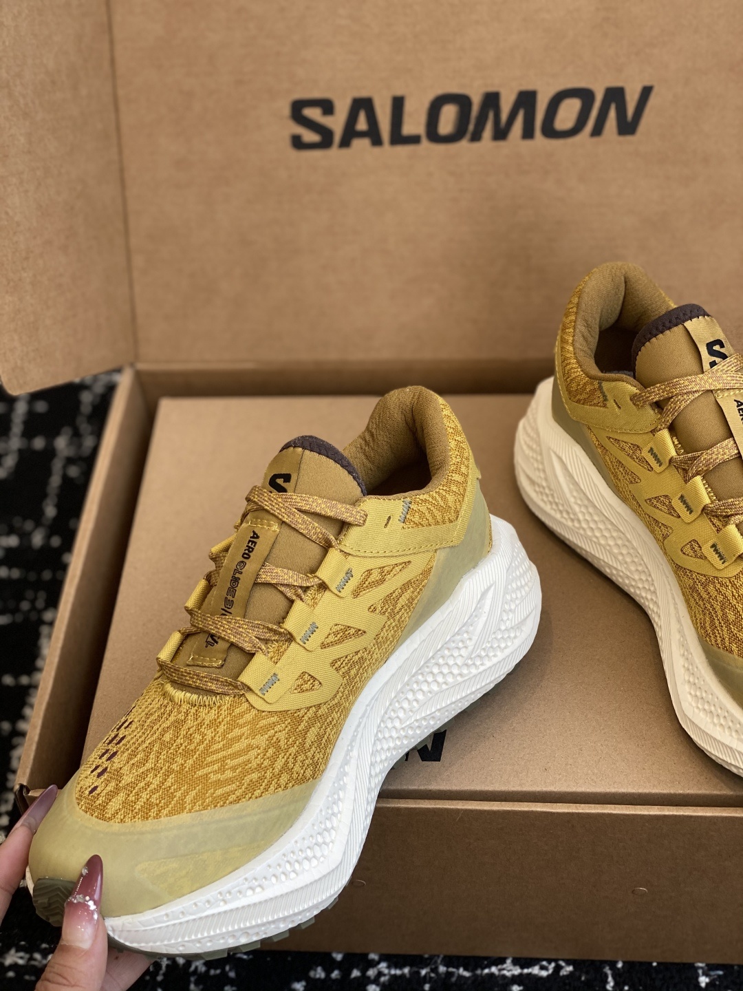 代购级
SALOMON 萨洛蒙 第三代 AERO GLIDE 3 GRVL
鞋面:GRVL版本编织更加