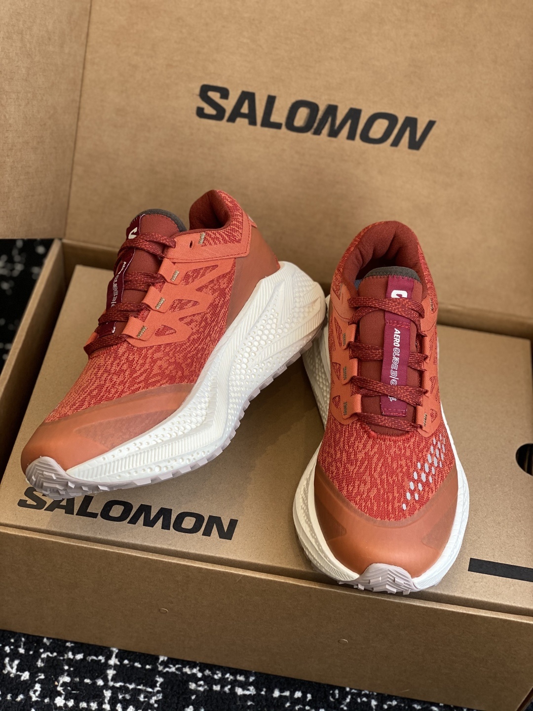 代购级
SALOMON 萨洛蒙 第三代 AERO GLIDE 3 GRVL
鞋面:GRVL版本编织更加