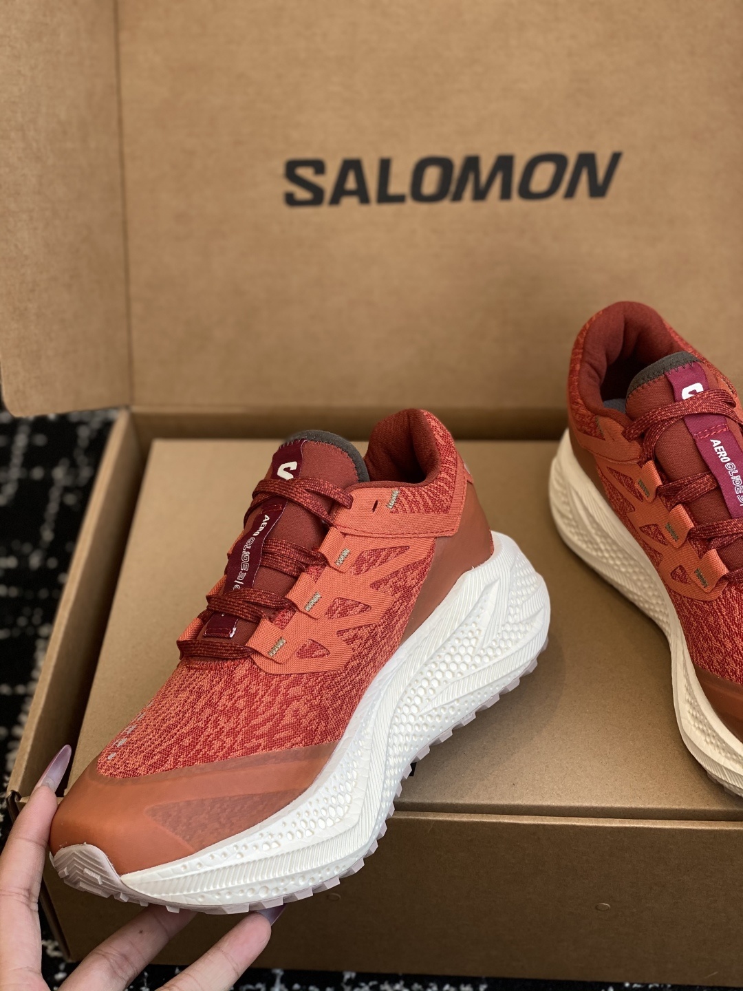 代购级
SALOMON 萨洛蒙 第三代 AERO GLIDE 3 GRVL
鞋面:GRVL版本编织更加