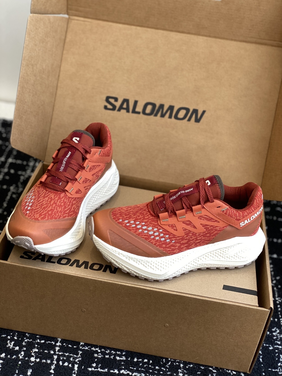 代购级
SALOMON 萨洛蒙 第三代 AERO GLIDE 3 GRVL
鞋面:GRVL版本编织更加