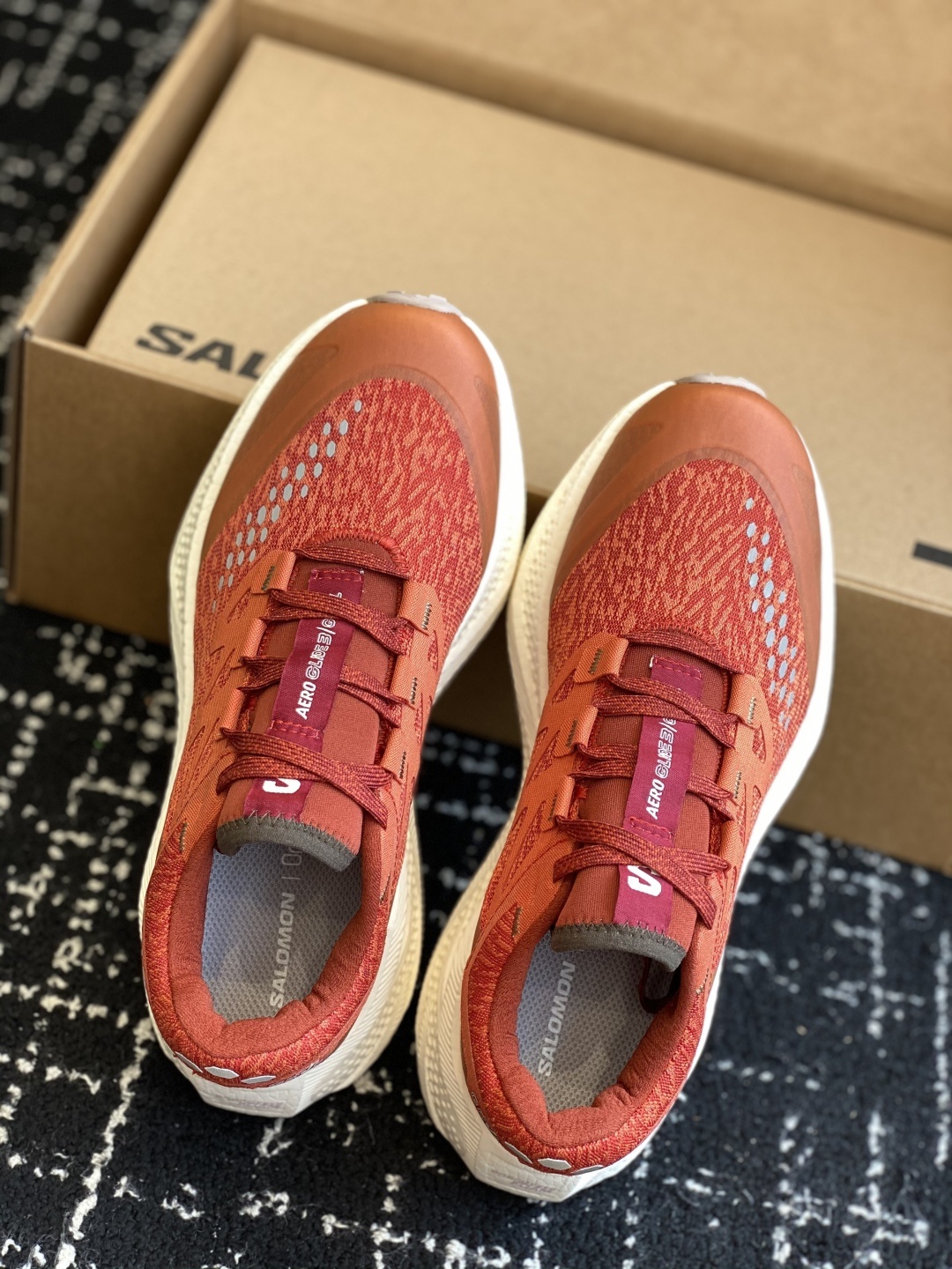 代购级
SALOMON 萨洛蒙 第三代 AERO GLIDE 3 GRVL
鞋面:GRVL版本编织更加