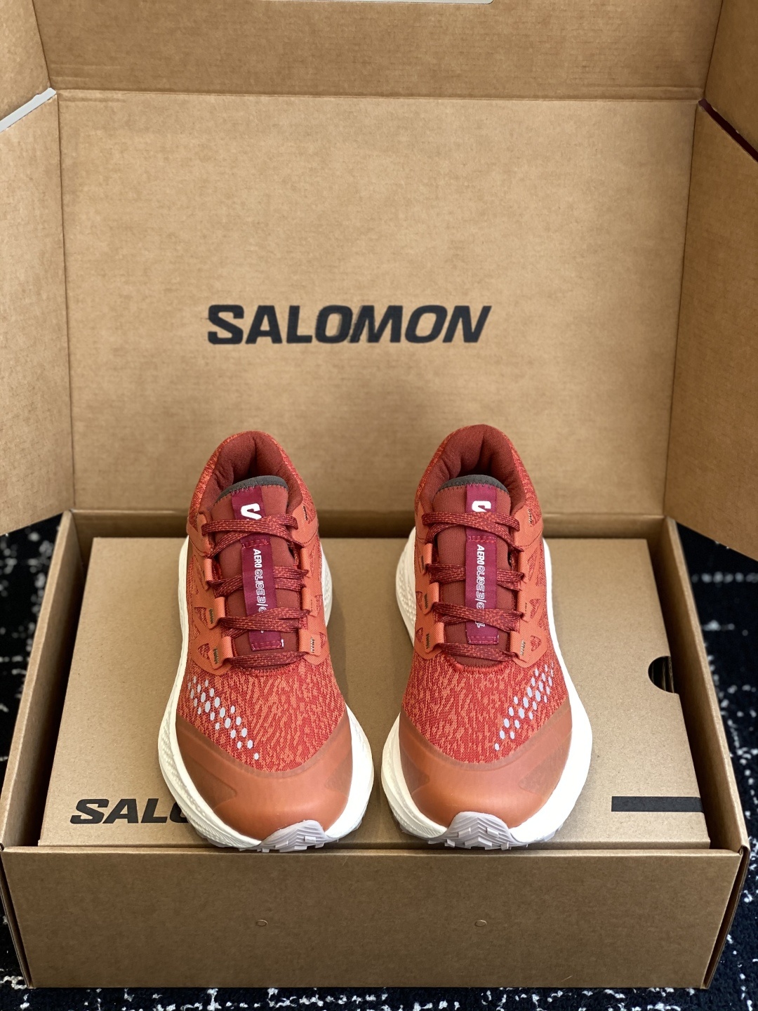 代购级
SALOMON 萨洛蒙 第三代 AERO GLIDE 3 GRVL
鞋面:GRVL版本编织更加