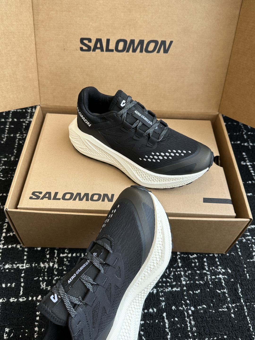 代购级
SALOMON 萨洛蒙 第三代 AERO GLIDE 3 GRVL
鞋面:GRVL版本编织更加