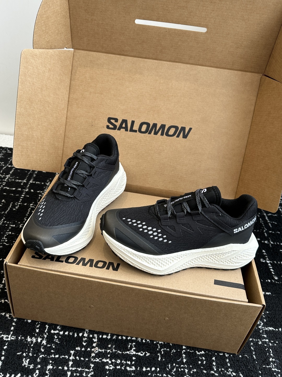 代购级
SALOMON 萨洛蒙 第三代 AERO GLIDE 3 GRVL
鞋面:GRVL版本编织更加