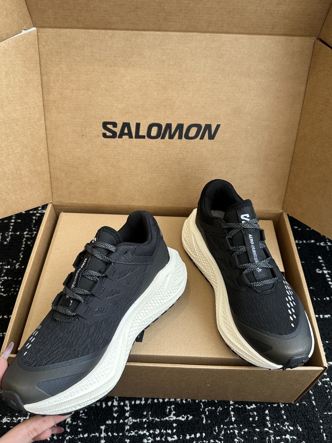 代购级
SALOMON 萨洛蒙 第三代 AERO GLIDE 3 GRVL
鞋面:GRVL版本编织更加