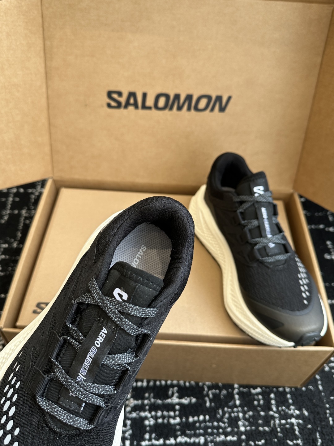代购级
SALOMON 萨洛蒙 第三代 AERO GLIDE 3 GRVL
鞋面:GRVL版本编织更加