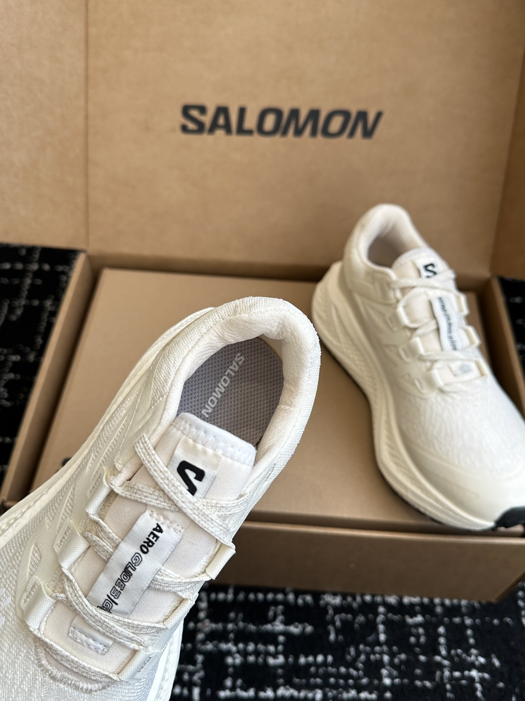 代购级
SALOMON 萨洛蒙 第三代 AERO GLIDE 3 GRVL
鞋面:GRVL版本编织更加