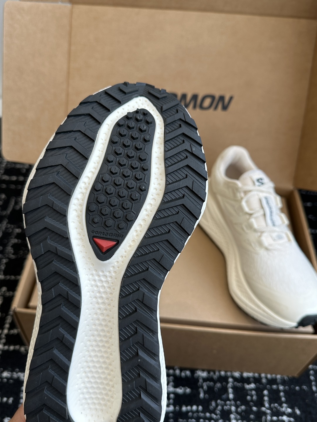 代购级
SALOMON 萨洛蒙 第三代 AERO GLIDE 3 GRVL
鞋面:GRVL版本编织更加