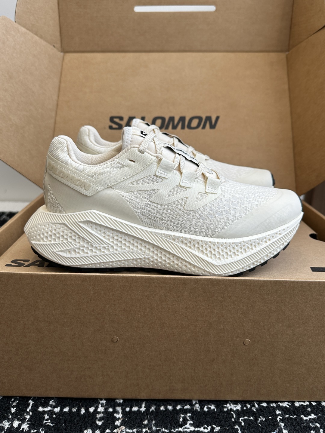 代购级
SALOMON 萨洛蒙 第三代 AERO GLIDE 3 GRVL
鞋面:GRVL版本编织更加