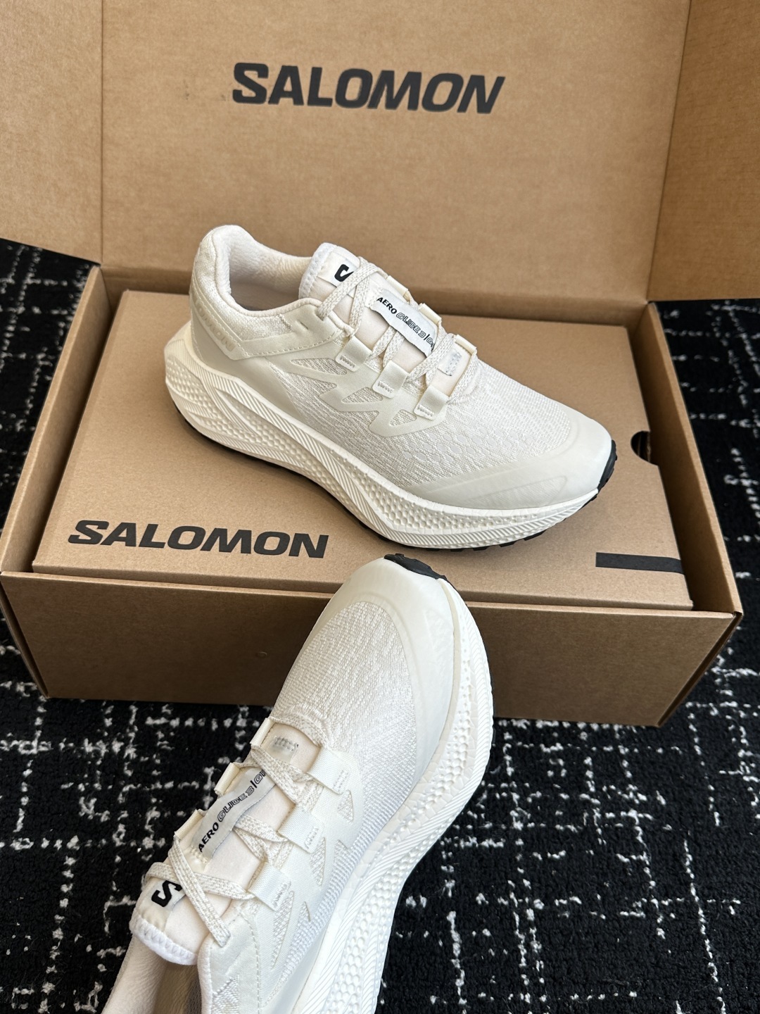 代购级
SALOMON 萨洛蒙 第三代 AERO GLIDE 3 GRVL
鞋面:GRVL版本编织更加
