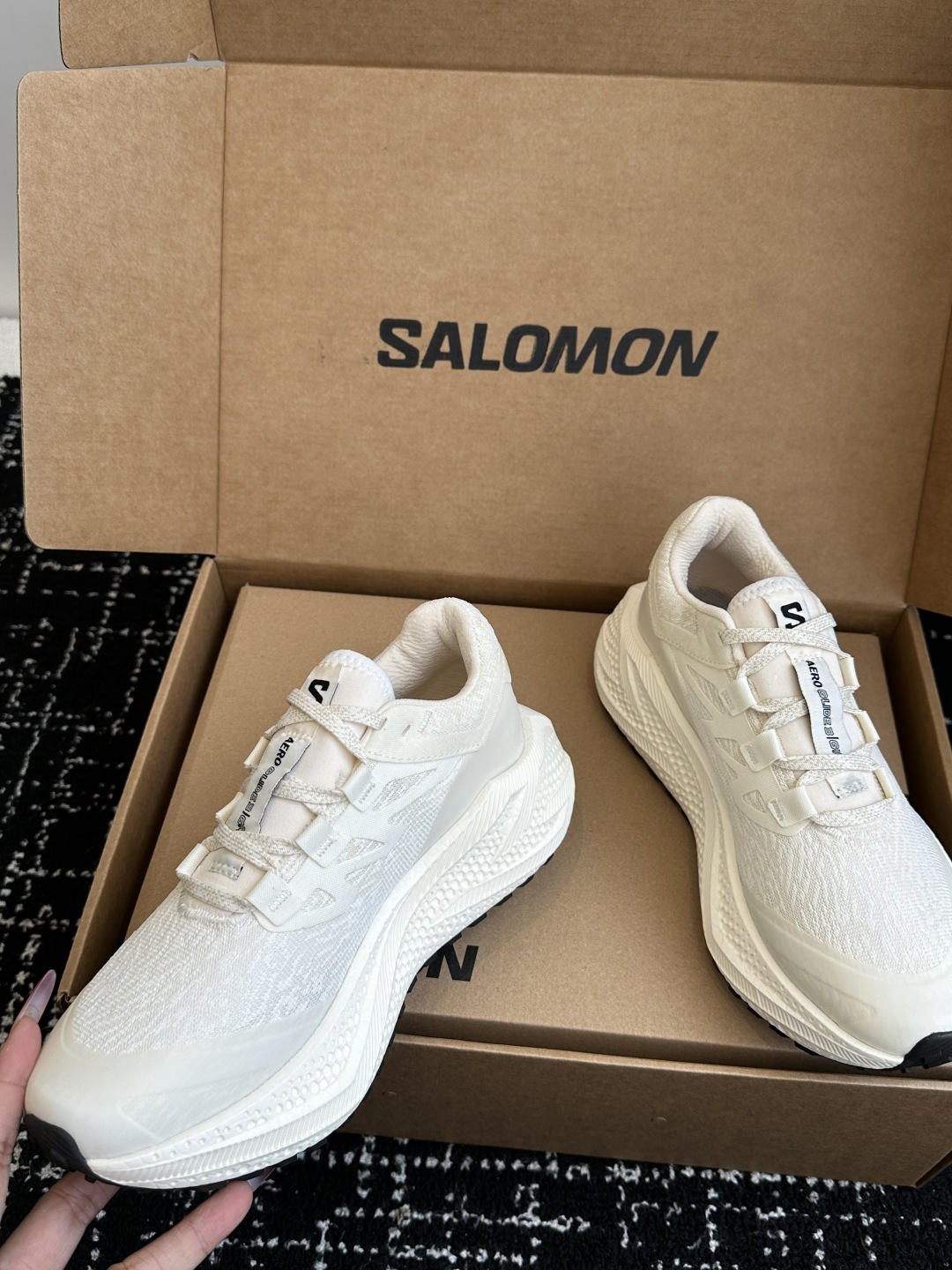 代购级
SALOMON 萨洛蒙 第三代 AERO GLIDE 3 GRVL
鞋面:GRVL版本编织更加