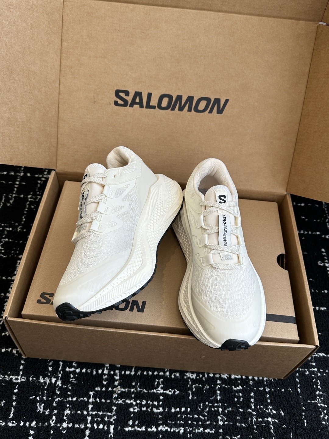 代购级
SALOMON 萨洛蒙 第三代 AERO GLIDE 3 GRVL
鞋面:GRVL版本编织更加