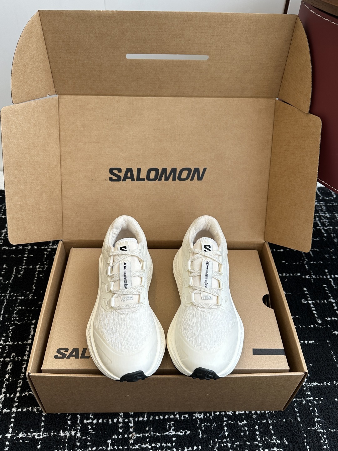 代购级
SALOMON 萨洛蒙 第三代 AERO GLIDE 3 GRVL
鞋面:GRVL版本编织更加