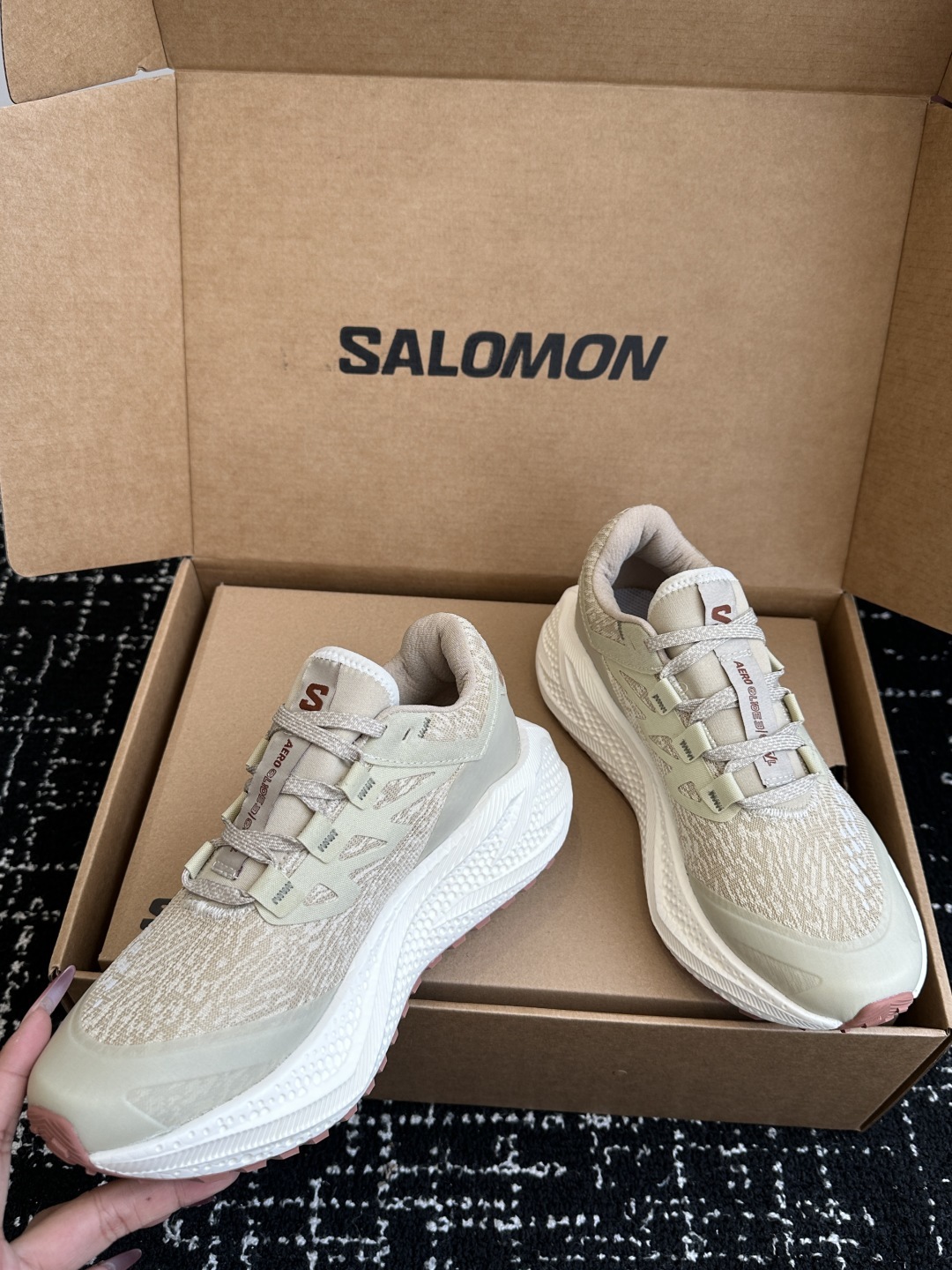 代购级
SALOMON 萨洛蒙 第三代 AERO GLIDE 3 GRVL
鞋面:GRVL版本编织更加