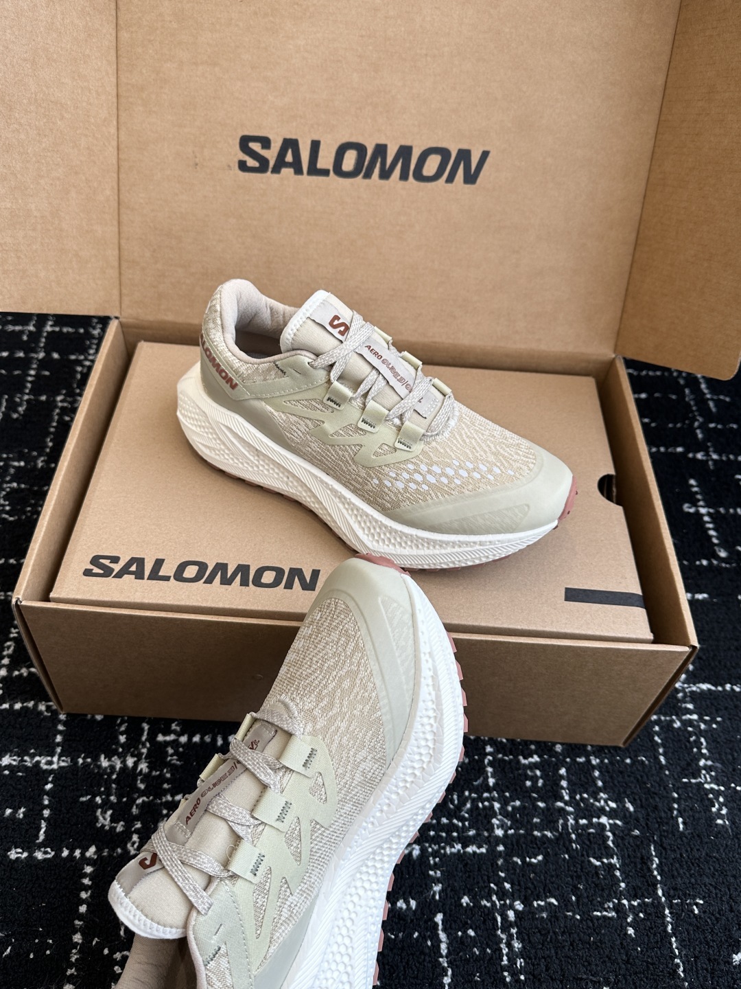 代购级
SALOMON 萨洛蒙 第三代 AERO GLIDE 3 GRVL
鞋面:GRVL版本编织更加