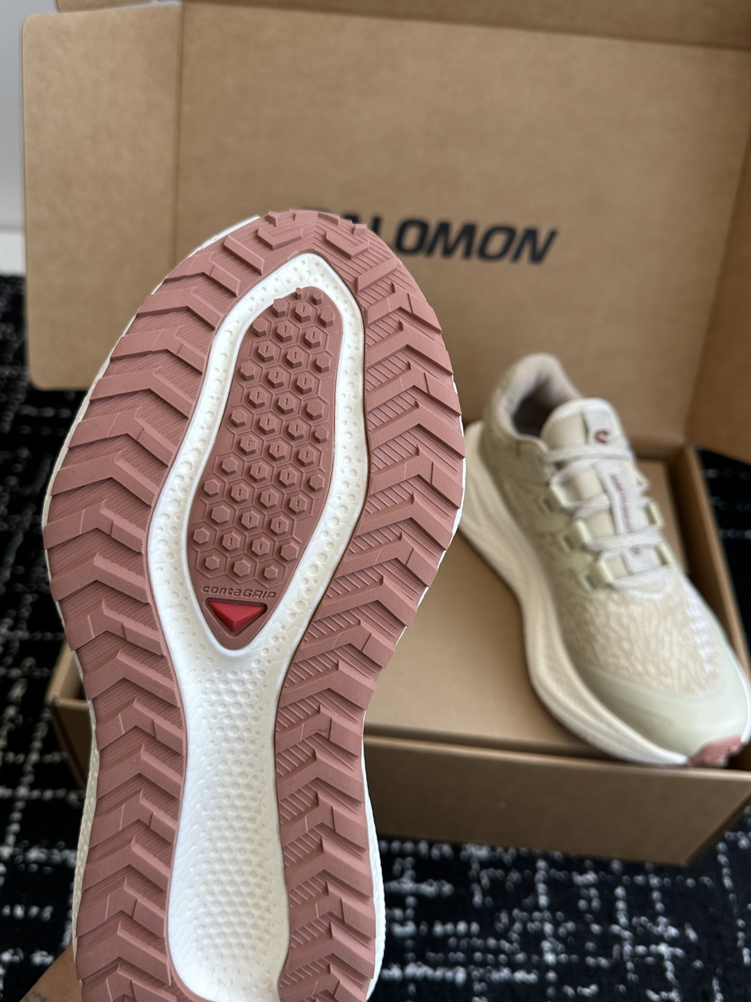 代购级
SALOMON 萨洛蒙 第三代 AERO GLIDE 3 GRVL
鞋面:GRVL版本编织更加
