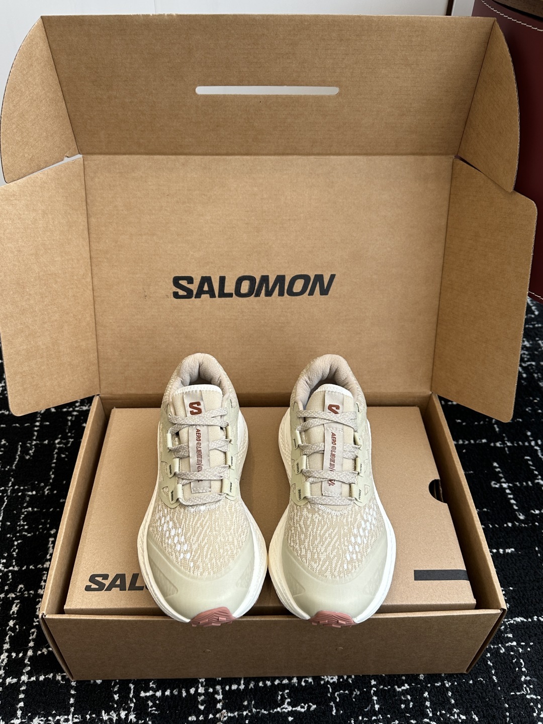 代购级
SALOMON 萨洛蒙 第三代 AERO GLIDE 3 GRVL
鞋面:GRVL版本编织更加
