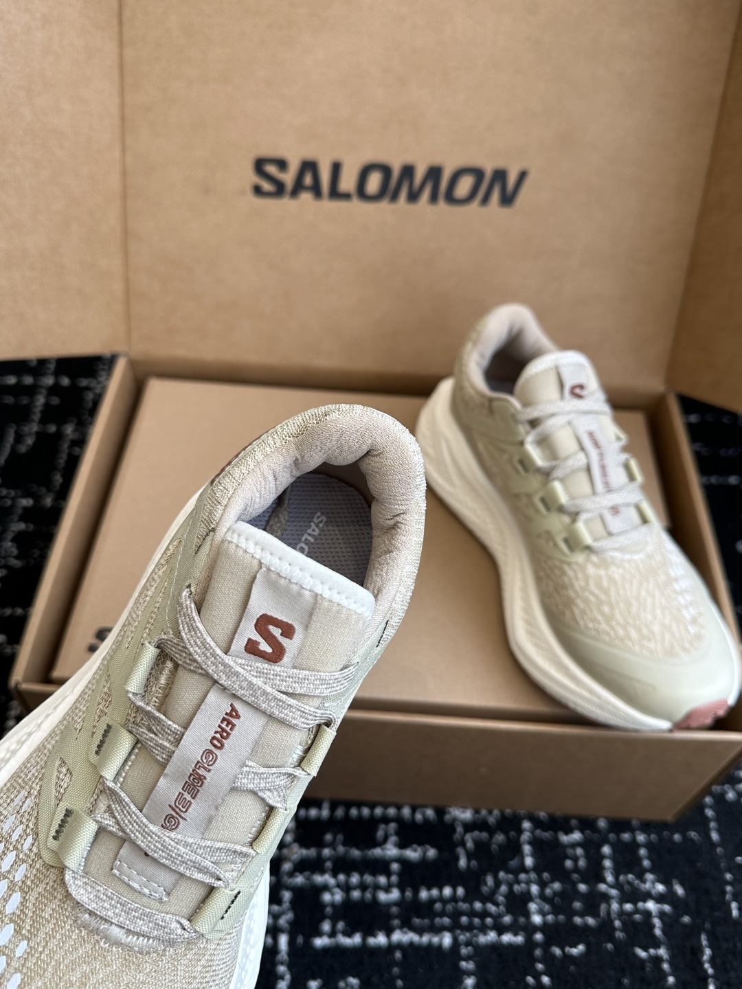 代购级
SALOMON 萨洛蒙 第三代 AERO GLIDE 3 GRVL
鞋面:GRVL版本编织更加