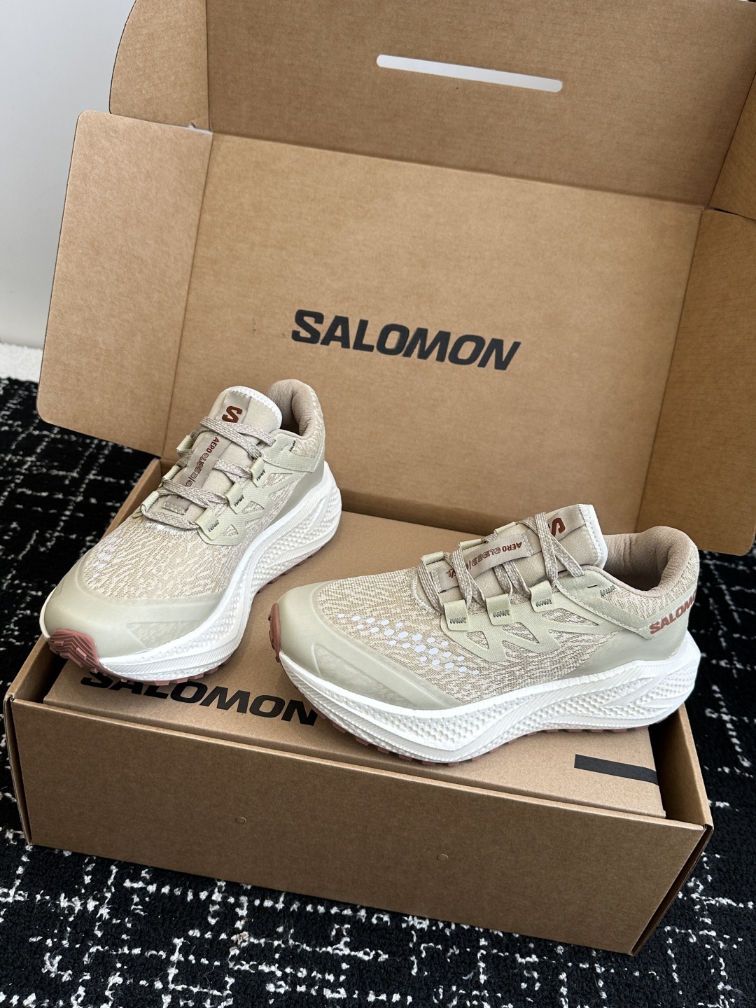 代购级
SALOMON 萨洛蒙 第三代 AERO GLIDE 3 GRVL
鞋面:GRVL版本编织更加