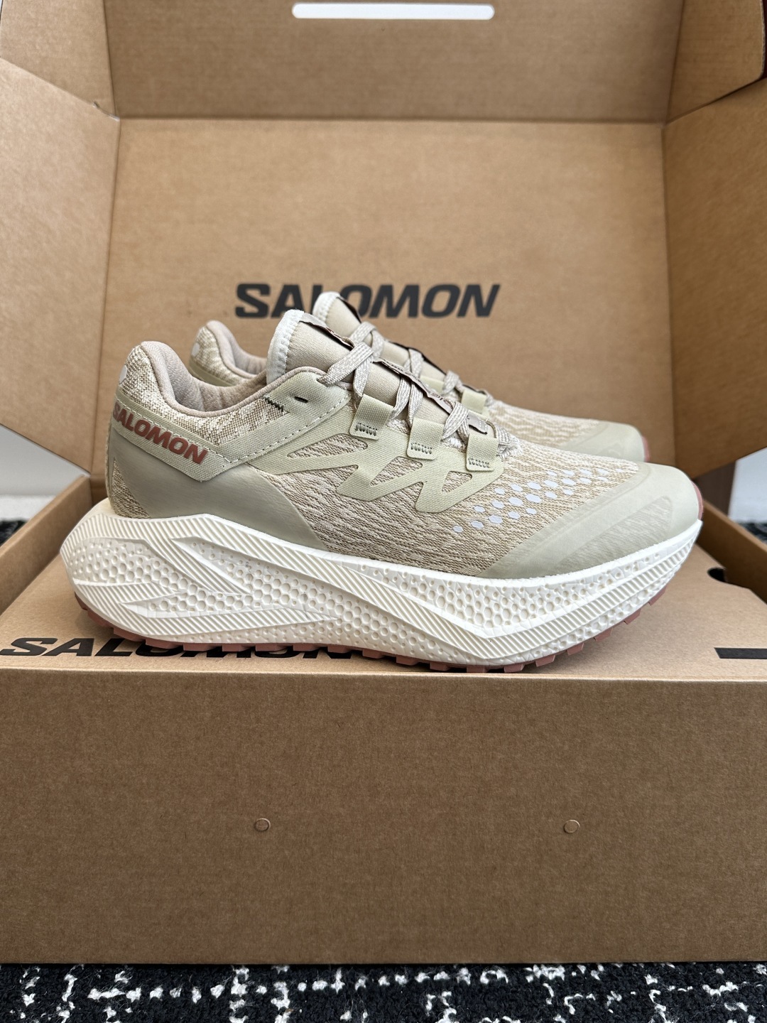 代购级
SALOMON 萨洛蒙 第三代 AERO GLIDE 3 GRVL
鞋面:GRVL版本编织更加