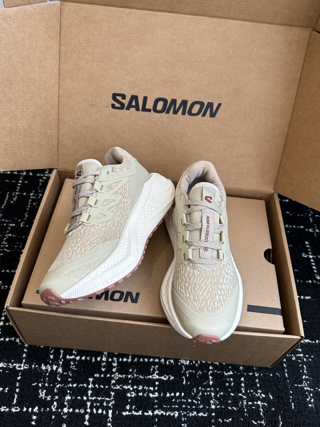 代购级
SALOMON 萨洛蒙 第三代 AERO GLIDE 3 GRVL
鞋面:GRVL版本编织更加