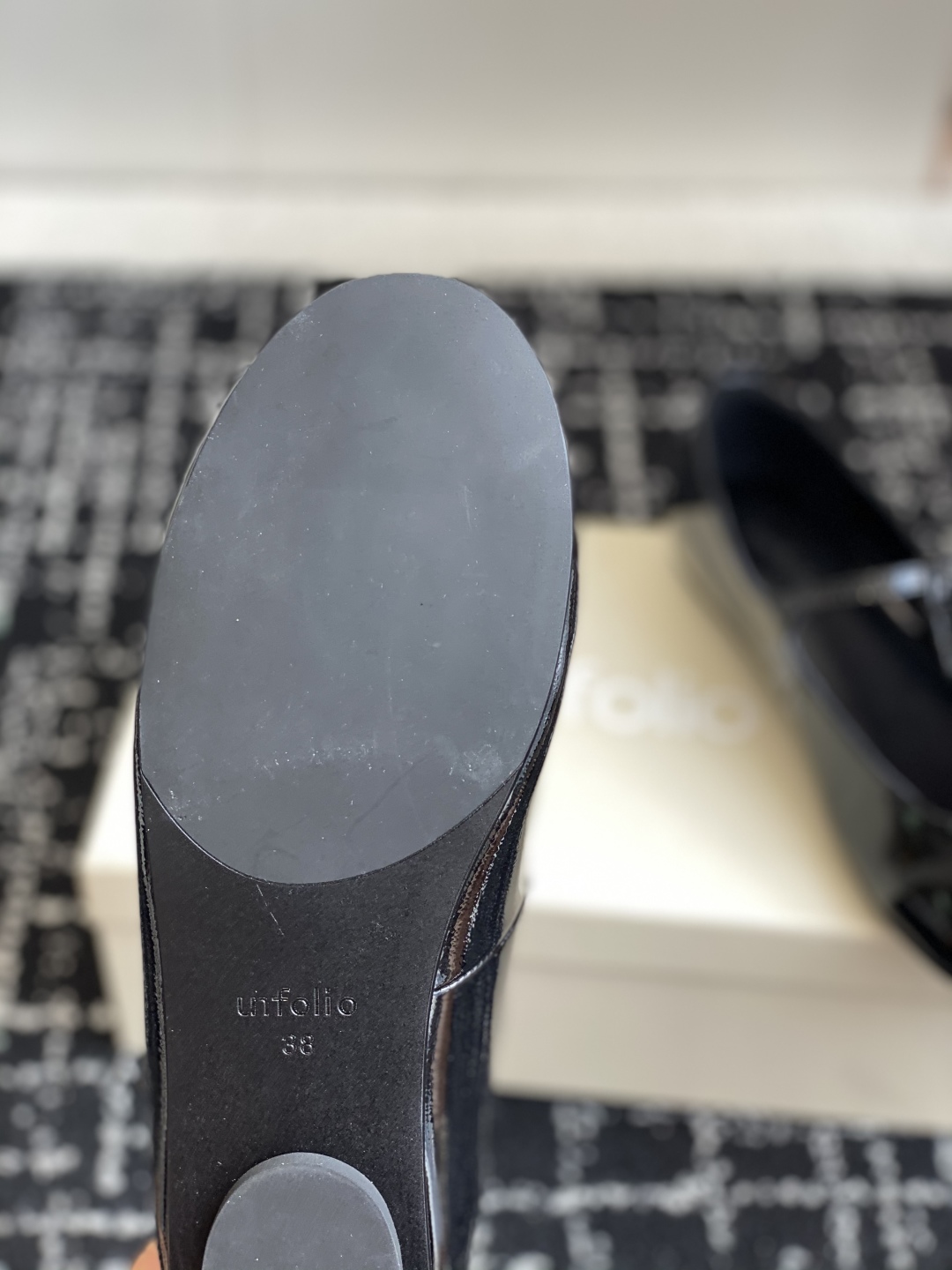 代购级
Unfolio 25SS  新款圆头玛丽珍

鞋面采用质感特别的褶皱感漆面牛皮，除了便于打理外，