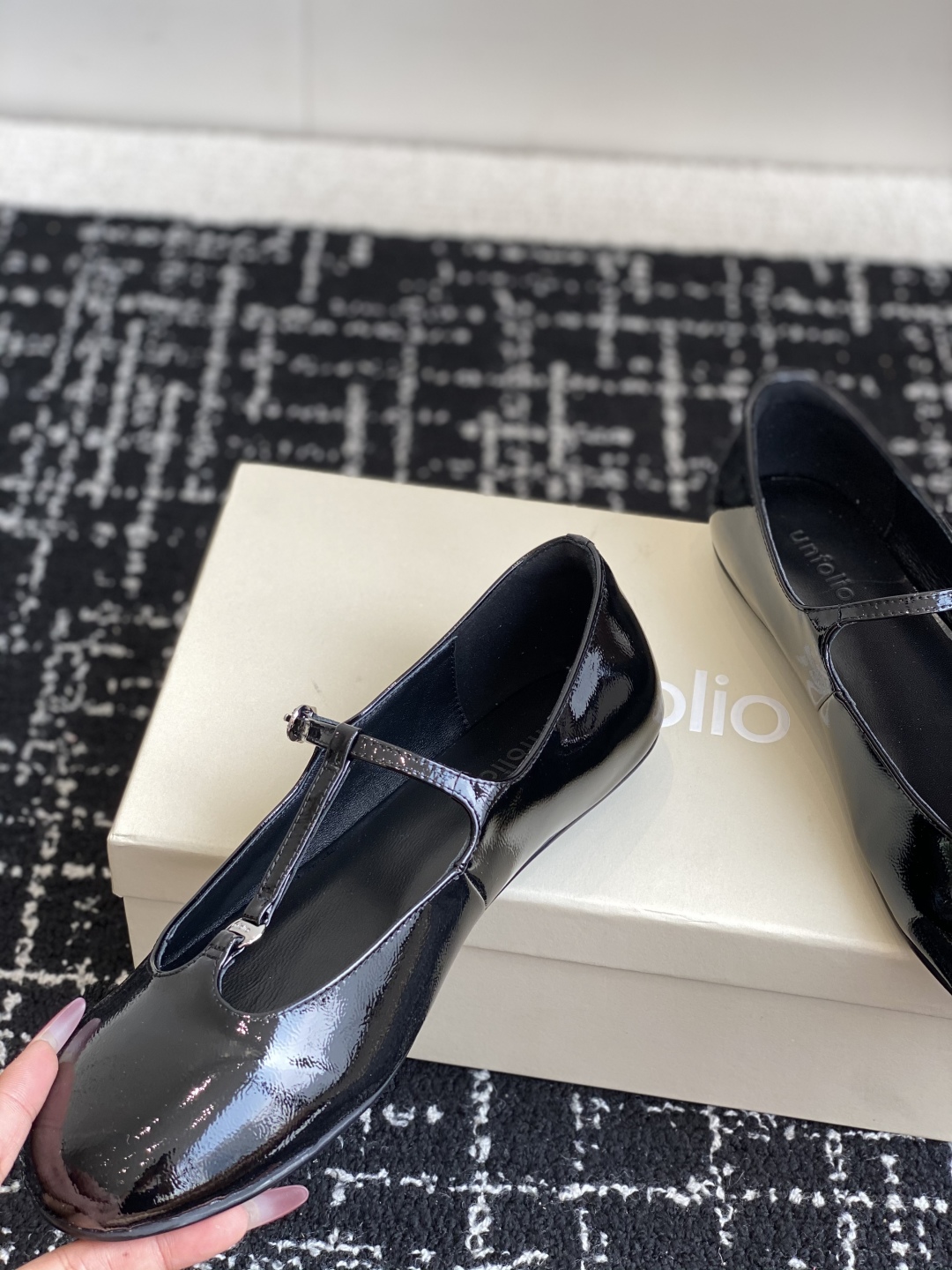 代购级
Unfolio 25SS  新款圆头玛丽珍

鞋面采用质感特别的褶皱感漆面牛皮，除了便于打理外，