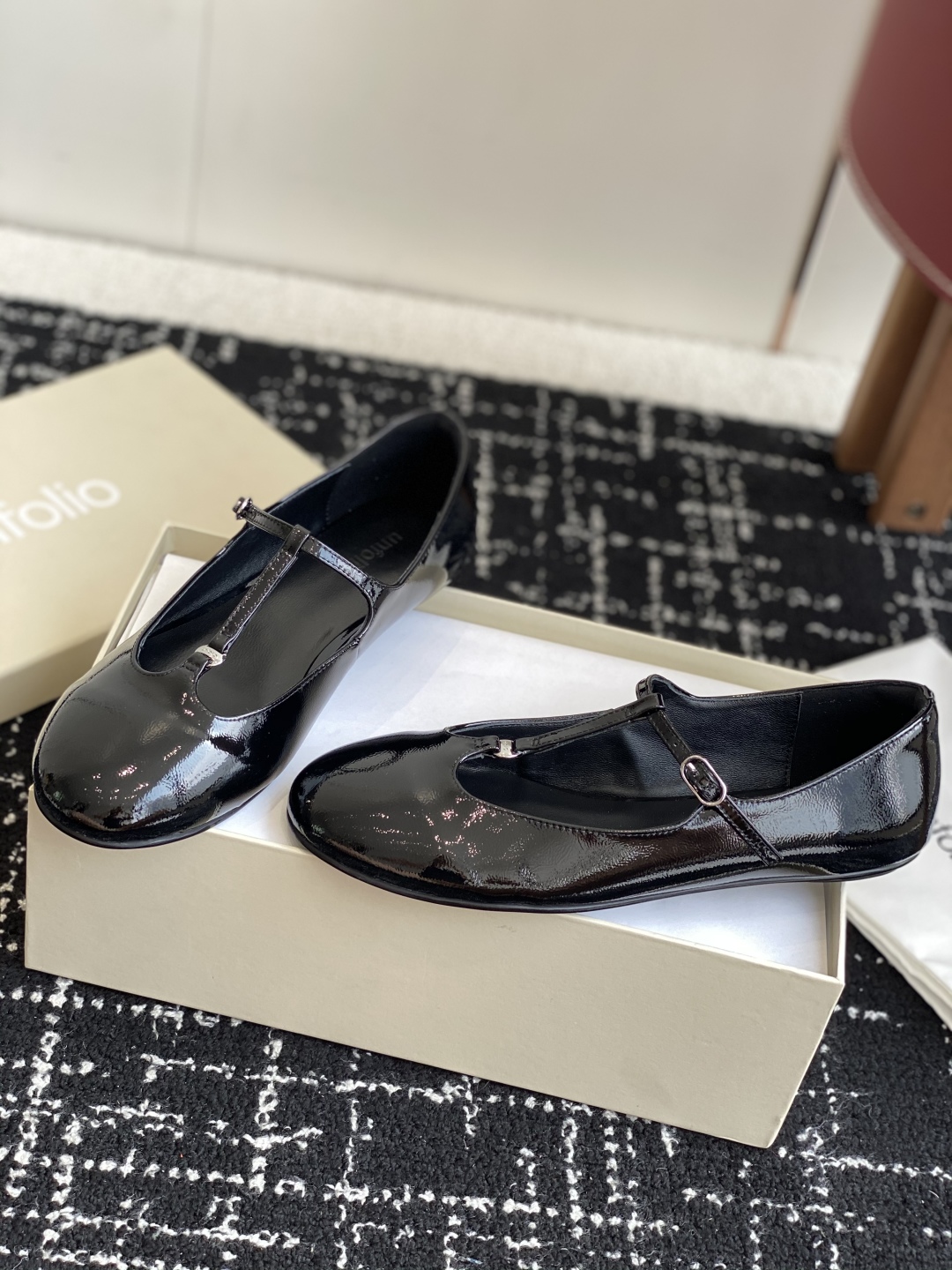 代购级
Unfolio 25SS  新款圆头玛丽珍

鞋面采用质感特别的褶皱感漆面牛皮，除了便于打理外，