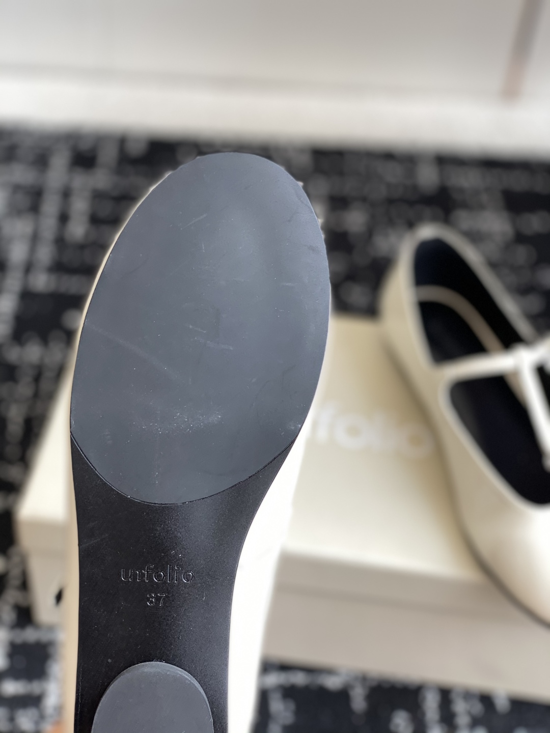 代购级
Unfolio 25SS  新款圆头玛丽珍

鞋面采用质感特别的褶皱感漆面牛皮，除了便于打理外，