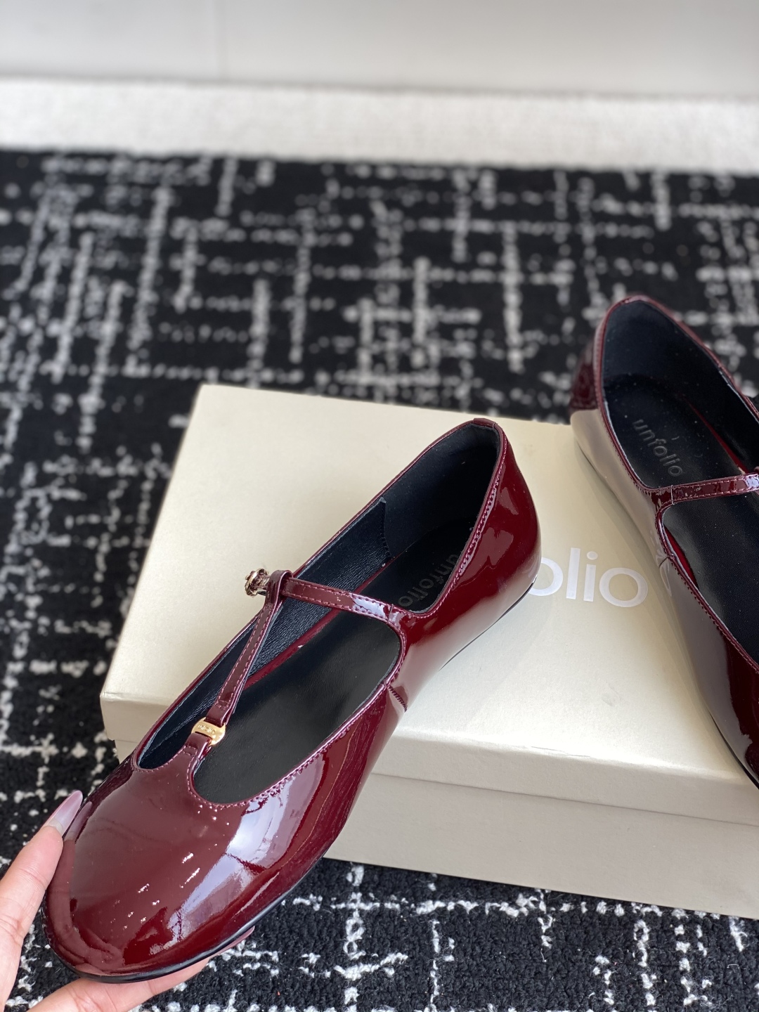 代购级
Unfolio 25SS  新款圆头玛丽珍

鞋面采用质感特别的褶皱感漆面牛皮，除了便于打理外，