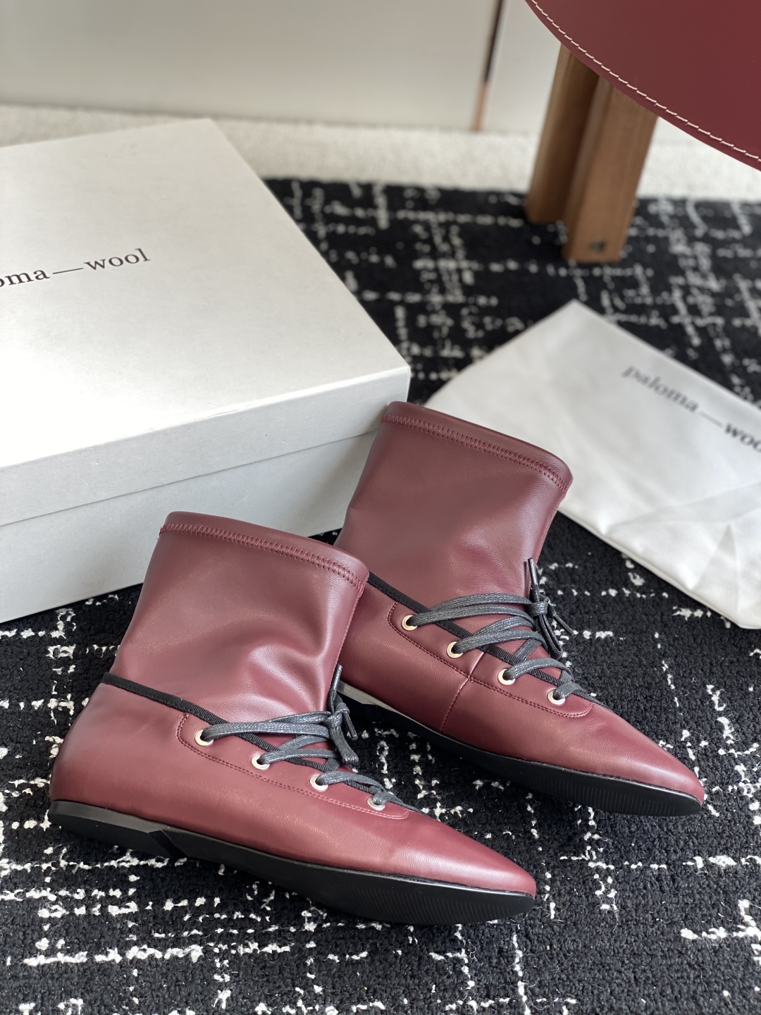 代购级
Paloma Wool 𝟐𝟓𝐀𝐖新品

一鞋多穿 利落皮革拼接铆钉 在硬朗与柔滑间碰撞张力 可直