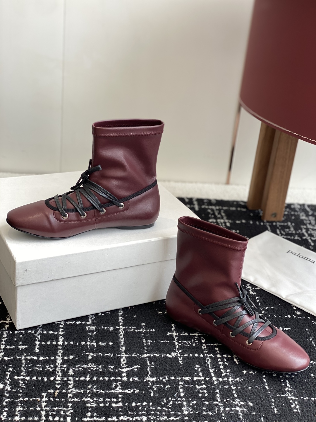 代购级
Paloma Wool 𝟐𝟓𝐀𝐖新品

一鞋多穿 利落皮革拼接铆钉 在硬朗与柔滑间碰撞张力 可直