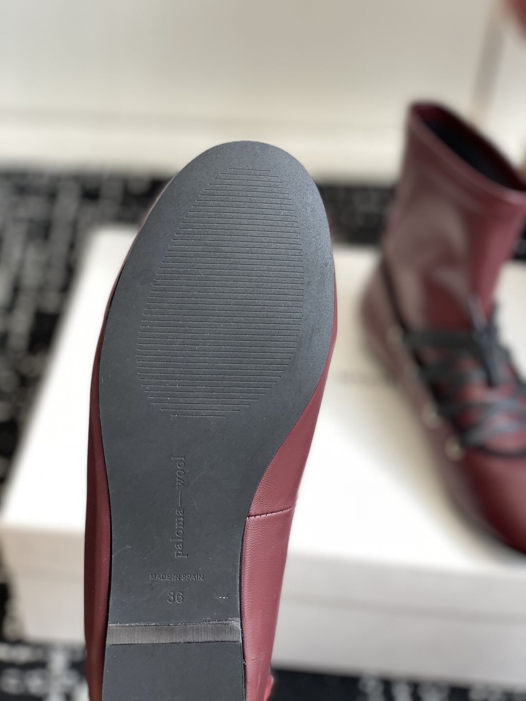 代购级
Paloma Wool 𝟐𝟓𝐀𝐖新品

一鞋多穿 利落皮革拼接铆钉 在硬朗与柔滑间碰撞张力 可直