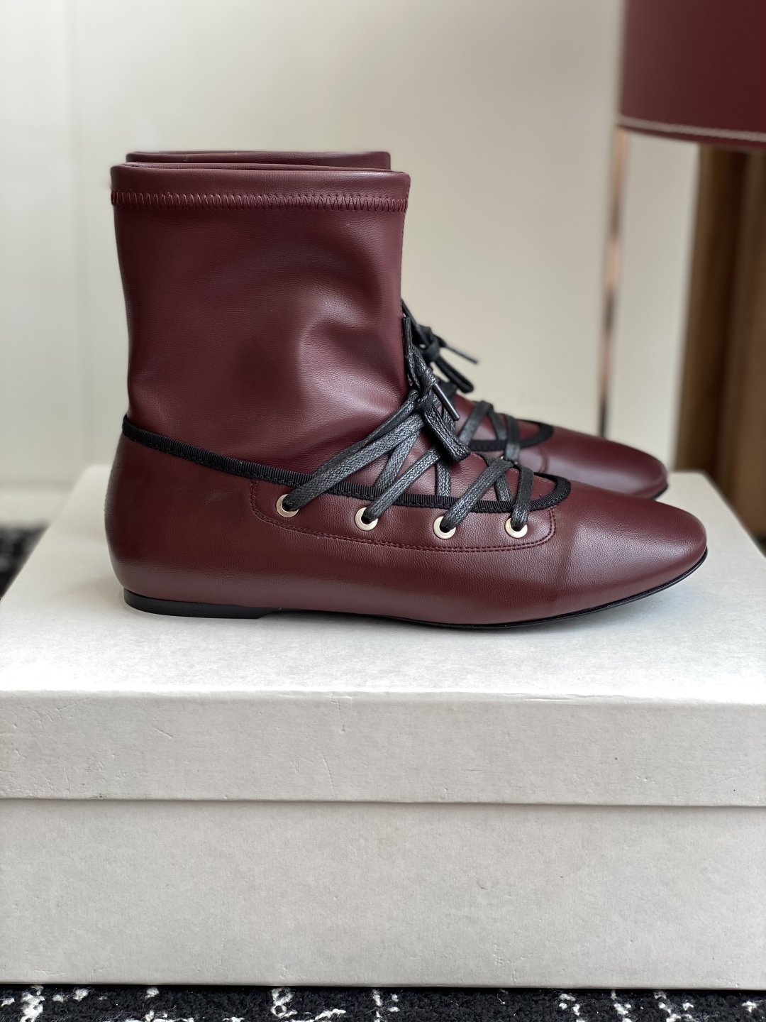 代购级
Paloma Wool 𝟐𝟓𝐀𝐖新品

一鞋多穿 利落皮革拼接铆钉 在硬朗与柔滑间碰撞张力 可直