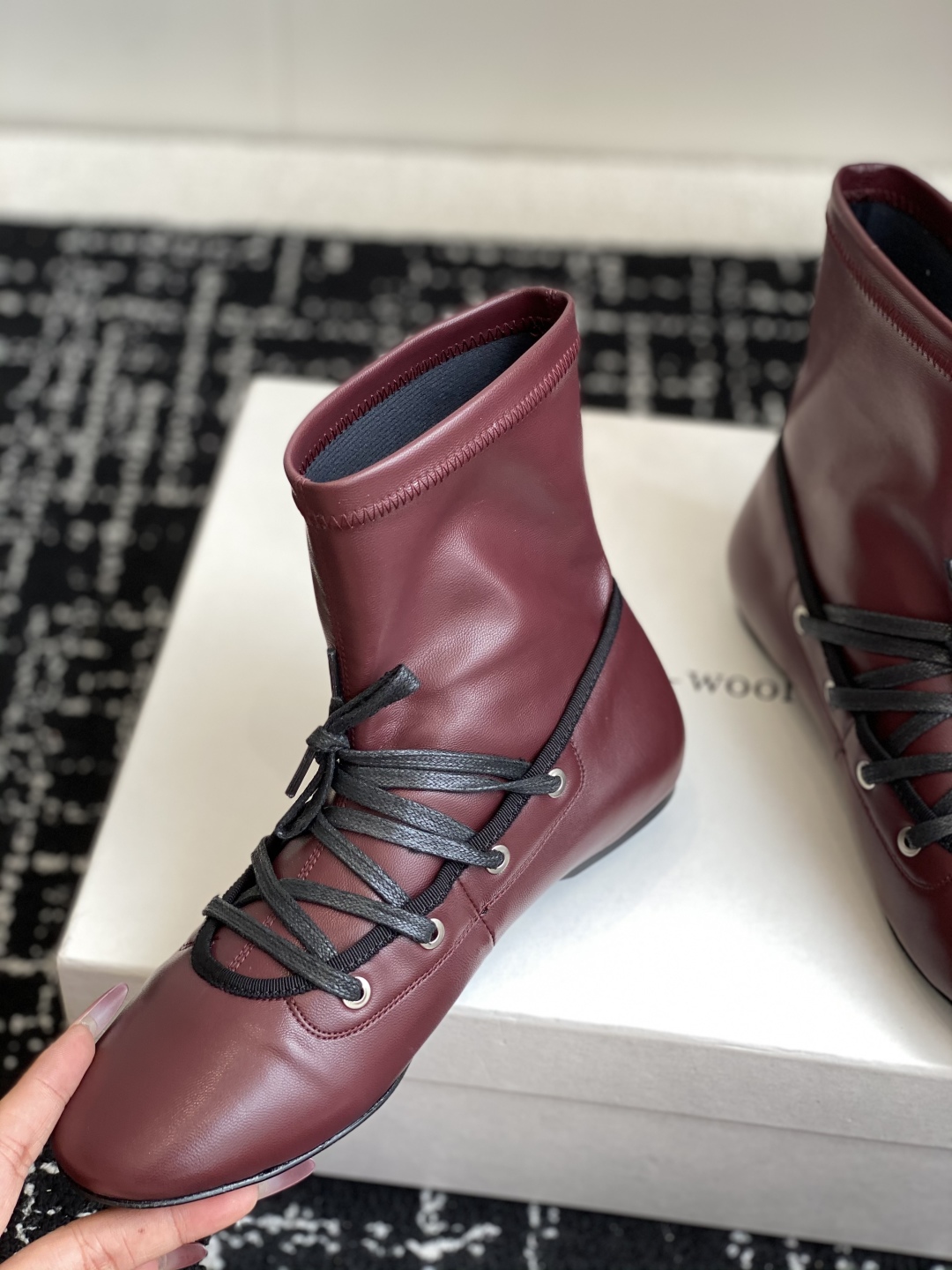 代购级
Paloma Wool 𝟐𝟓𝐀𝐖新品

一鞋多穿 利落皮革拼接铆钉 在硬朗与柔滑间碰撞张力 可直