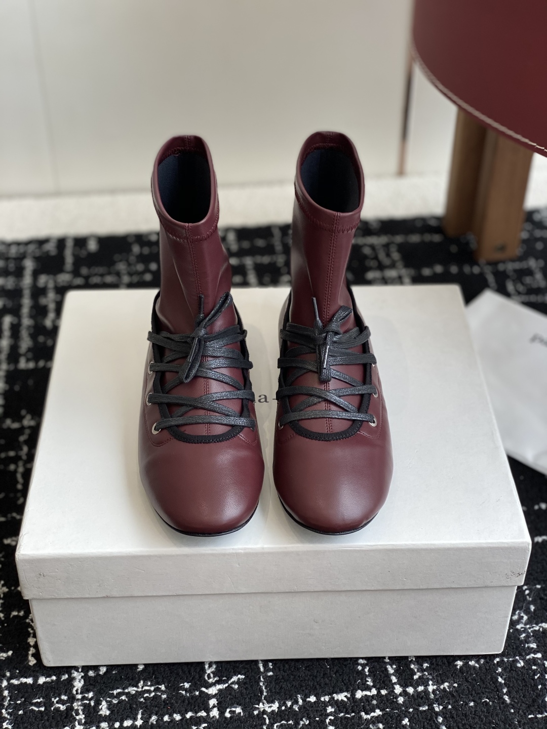 代购级
Paloma Wool 𝟐𝟓𝐀𝐖新品

一鞋多穿 利落皮革拼接铆钉 在硬朗与柔滑间碰撞张力 可直