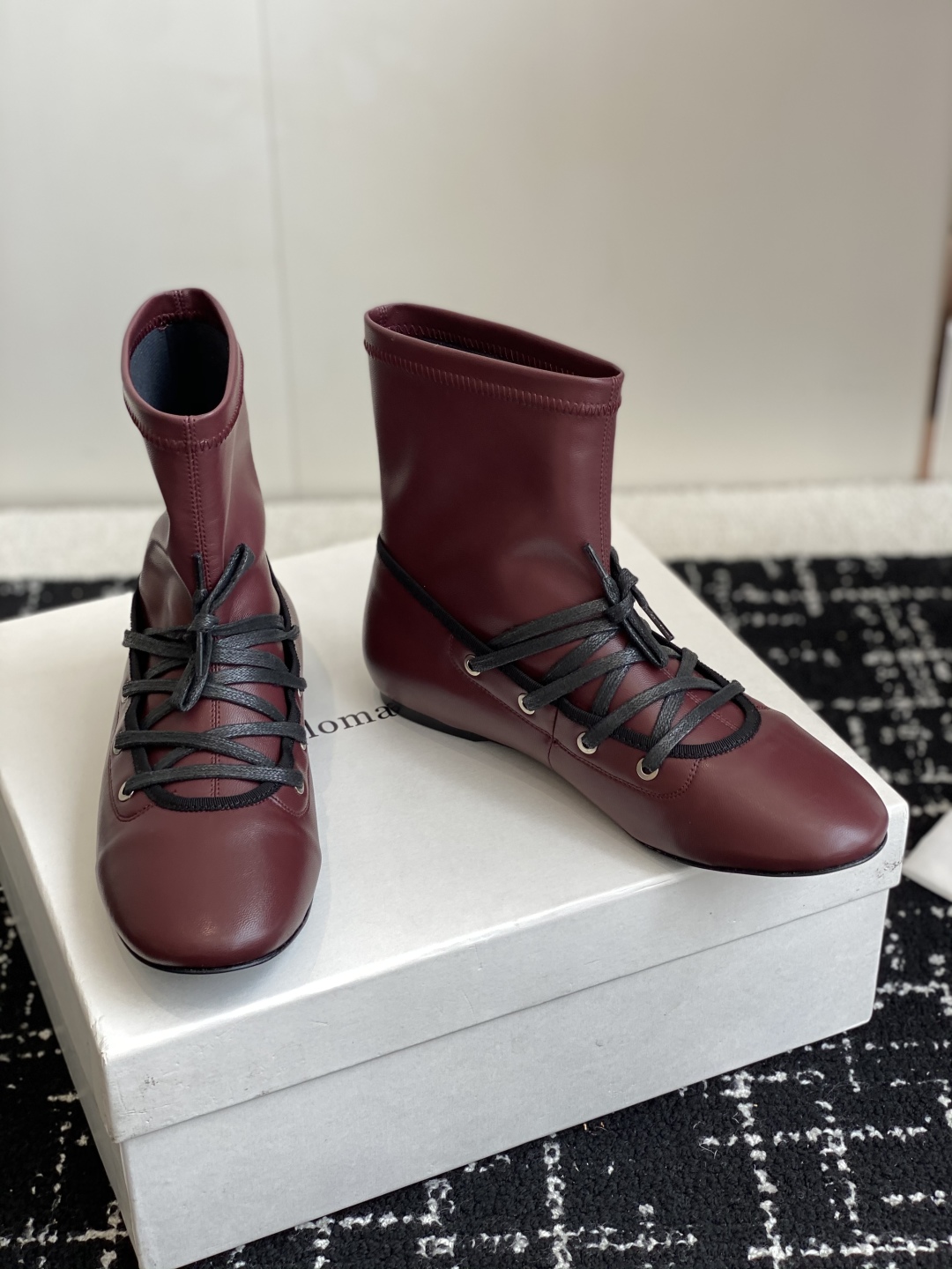 代购级
Paloma Wool 𝟐𝟓𝐀𝐖新品

一鞋多穿 利落皮革拼接铆钉 在硬朗与柔滑间碰撞张力 可直
