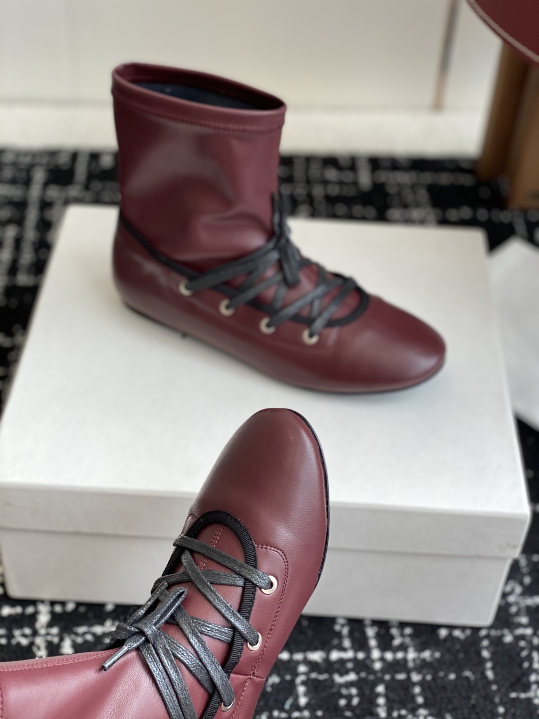 代购级
Paloma Wool 𝟐𝟓𝐀𝐖新品

一鞋多穿 利落皮革拼接铆钉 在硬朗与柔滑间碰撞张力 可直