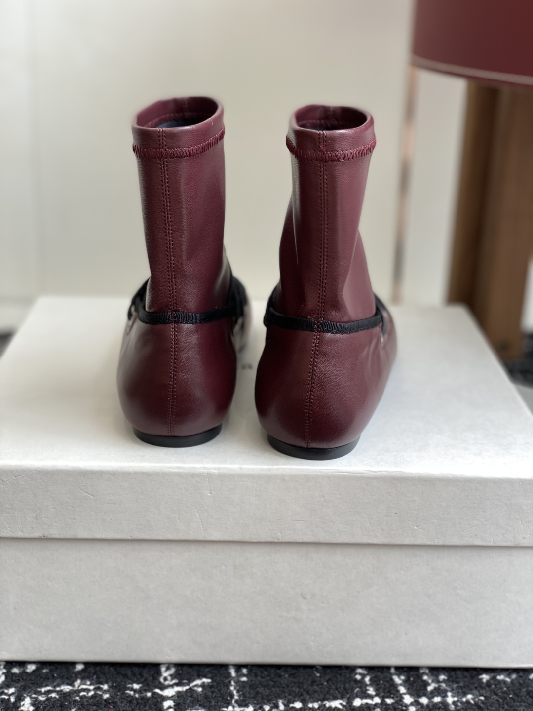 代购级
Paloma Wool 𝟐𝟓𝐀𝐖新品

一鞋多穿 利落皮革拼接铆钉 在硬朗与柔滑间碰撞张力 可直