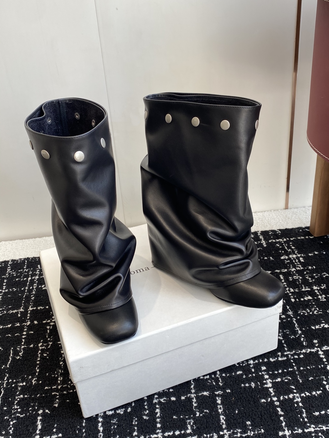 代购级
Paloma Wool 𝟐𝟓𝐀𝐖新品

一鞋多穿 利落皮革拼接铆钉 在硬朗与柔滑间碰撞张力 可直