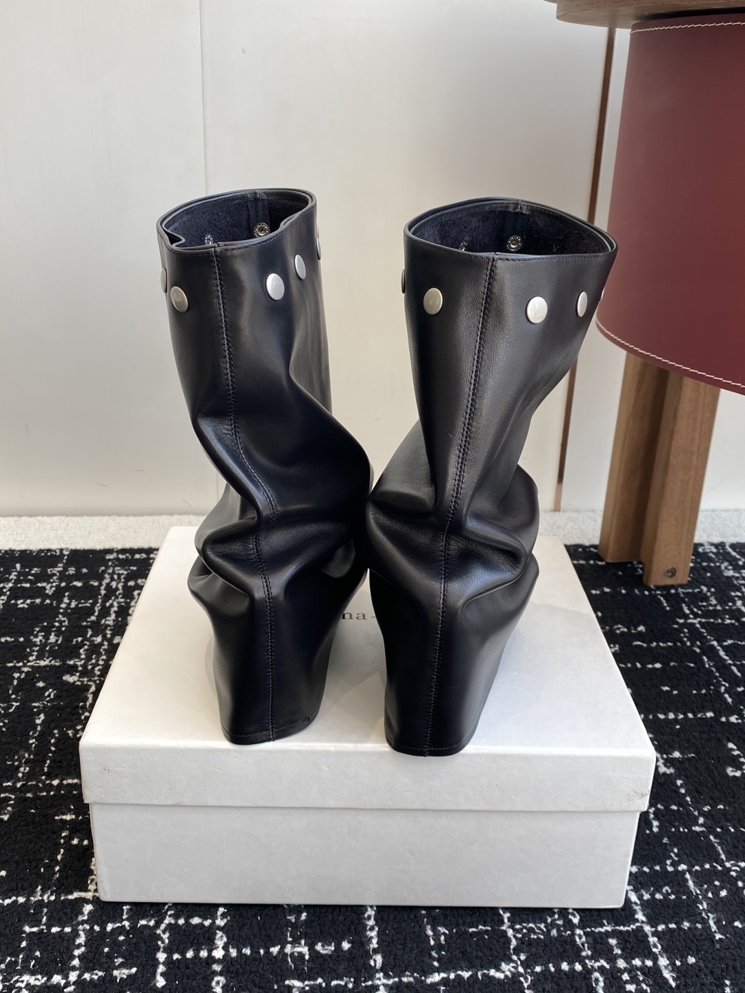 代购级
Paloma Wool 𝟐𝟓𝐀𝐖新品

一鞋多穿 利落皮革拼接铆钉 在硬朗与柔滑间碰撞张力 可直