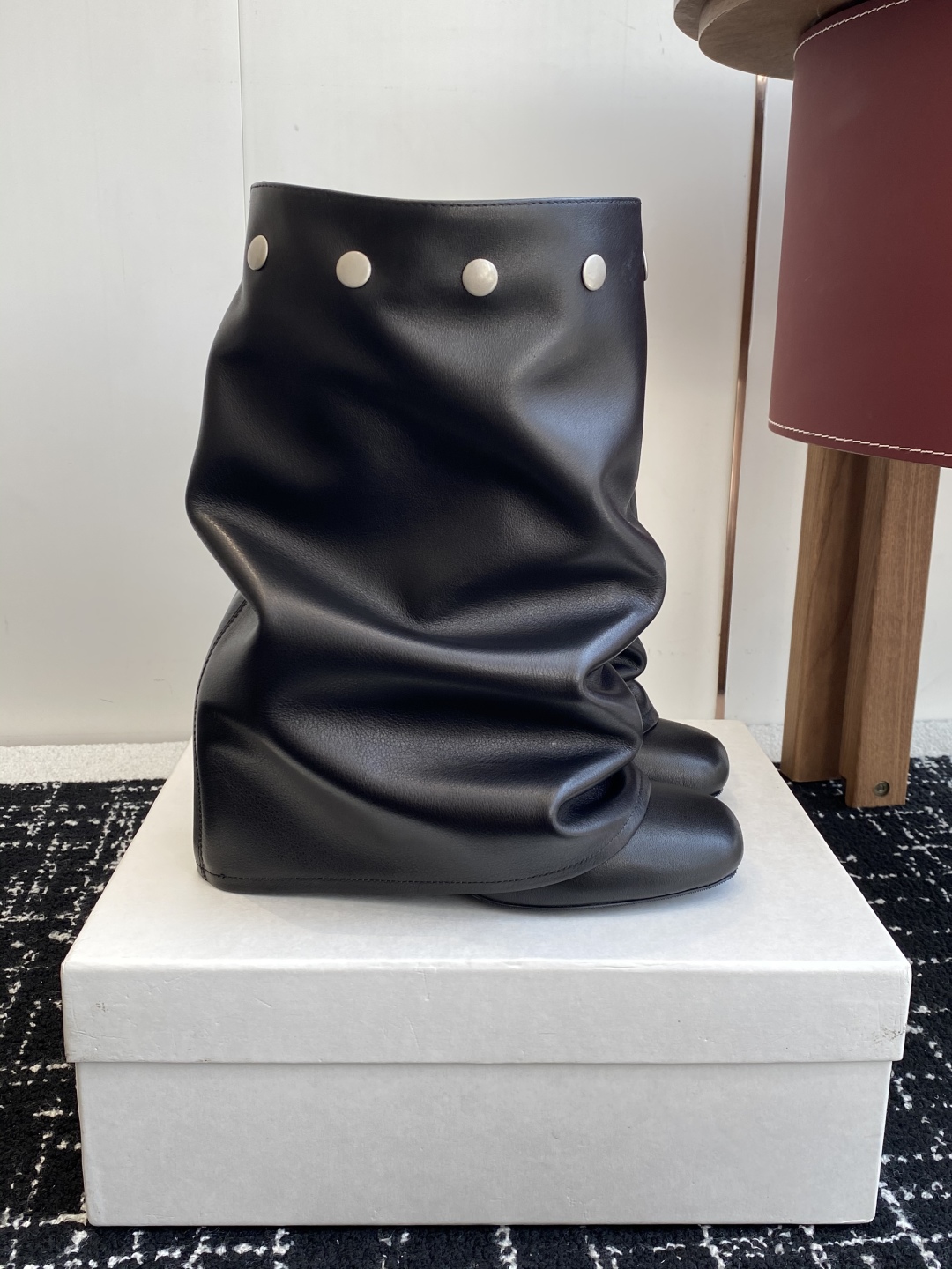 代购级
Paloma Wool 𝟐𝟓𝐀𝐖新品

一鞋多穿 利落皮革拼接铆钉 在硬朗与柔滑间碰撞张力 可直