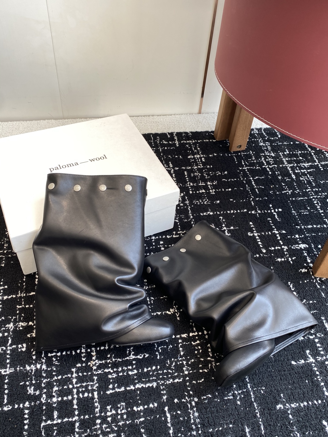 代购级
Paloma Wool 𝟐𝟓𝐀𝐖新品

一鞋多穿 利落皮革拼接铆钉 在硬朗与柔滑间碰撞张力 可直