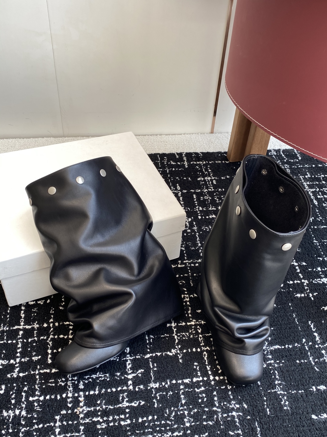 代购级
Paloma Wool 𝟐𝟓𝐀𝐖新品

一鞋多穿 利落皮革拼接铆钉 在硬朗与柔滑间碰撞张力 可直