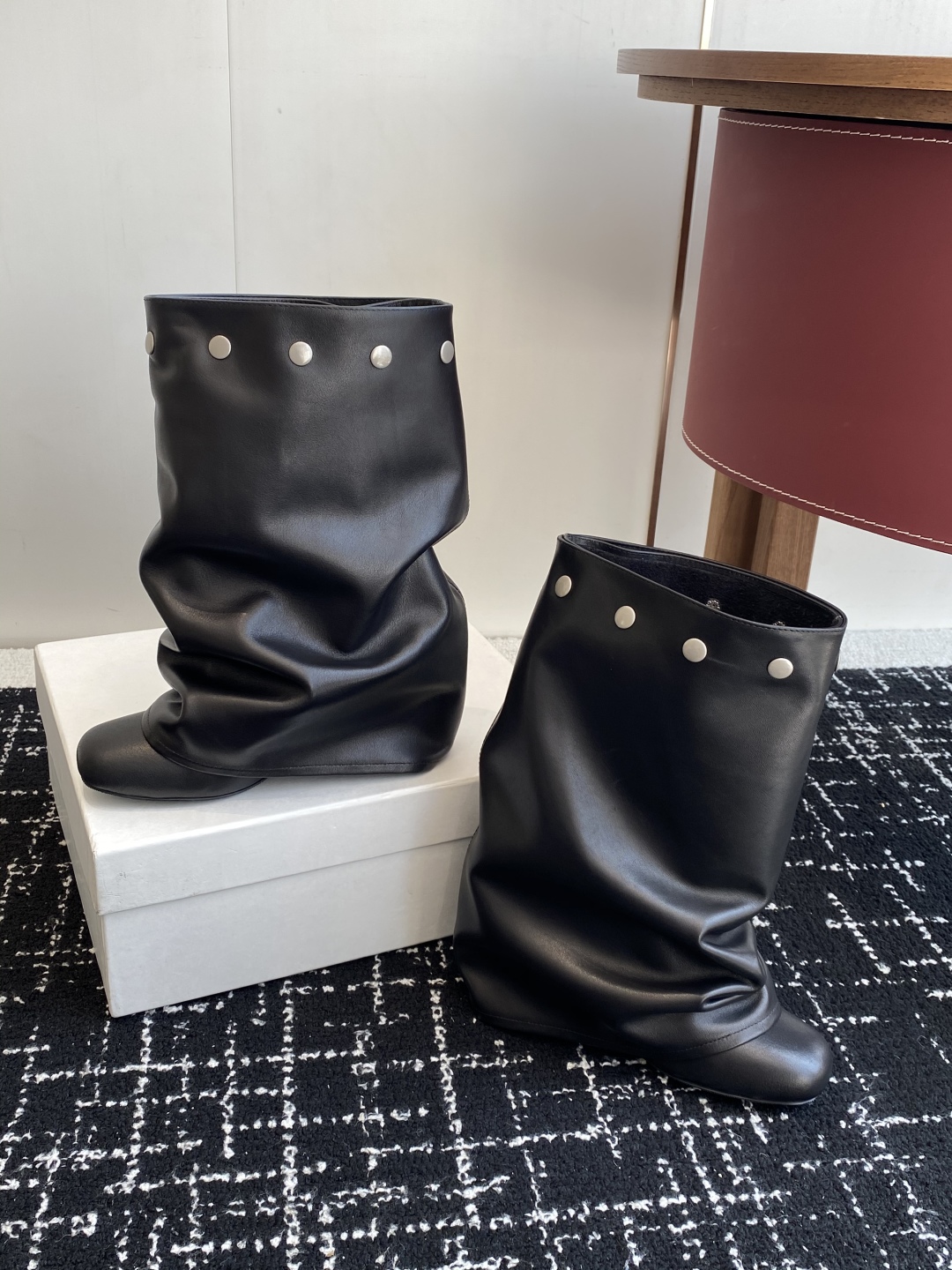 代购级
Paloma Wool 𝟐𝟓𝐀𝐖新品

一鞋多穿 利落皮革拼接铆钉 在硬朗与柔滑间碰撞张力 可直