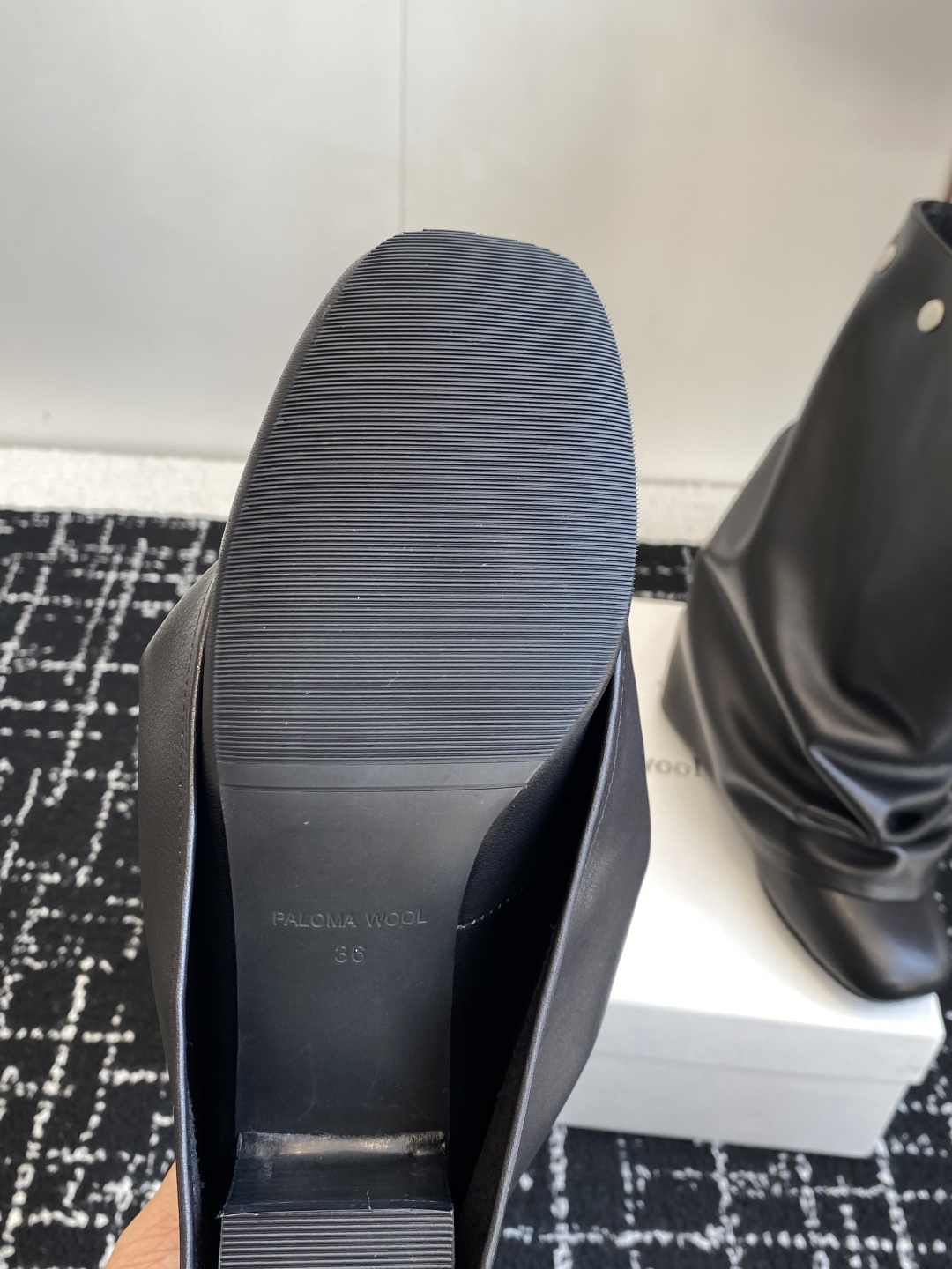 代购级
Paloma Wool 𝟐𝟓𝐀𝐖新品

一鞋多穿 利落皮革拼接铆钉 在硬朗与柔滑间碰撞张力 可直
